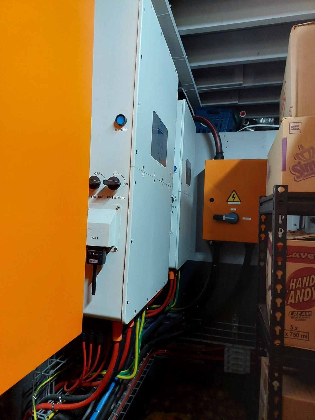 Commercial PV installation suitable for grid feedback applications